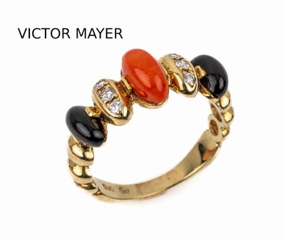 14 kt Gold Farbstein-Diamant-Ring, GG 585/000, 1 ovaler Korall- und 2 ovale Onyx- cabochons, 6 Diamanten zus. ca. 0.14 ct Weiß/ si, Meistermarke ...