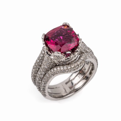 18 kt Gold Brillant-Turmalin-Ring, WG 750/000, 1 Rubelith im abgerundeten facett. Rechteckschliff ca. 2.0 ct, Ringschiene 3-geteilt, Brillanten zus. ...
