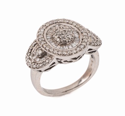 14 kt gold Diamant Ring, WG 585/000, 30 Brillanten und 48 Diamant- Trapeze zus. ca. 1.10 ct Weiß/ p1, total ca. 6.7 g, RW 50