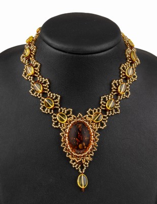 Luxuriöses breites Bernsteincollier, blumenähnliche Perlenornamente, perlenbesetztedurchbrochene Bisser-Spitze, geknotet mit Baltic ...