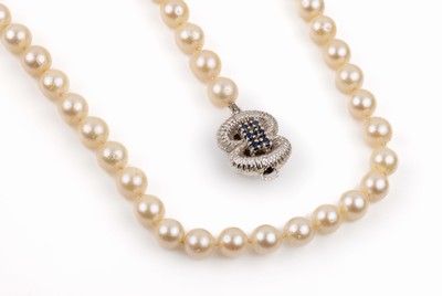 14 kt Gold Saphir-Diamant-Schmuckschließe, Schließe WG 585/000, eine Seite mit 6 rundfacett. Saphiren, andere mit 6 Diamanten an Zuchtperlkette, ...