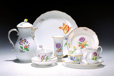 Kaffeeservice für 10 Personen, Meissen, 20. Jh., 1. und 2. Wahl, Blume I, Goldränder, Kaffeekanne, Zuckerdose, Milchkännchen, 10 Tassen, 10 ...