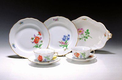 2 Tee-Gedecke, Meissen, 20. Jh., 1. Wahl, Blume I, Goldränder, 2 Teetassen mit Unteren, 2 Kuchenteller 20cm, dazu ovale Anbietschale mit ...