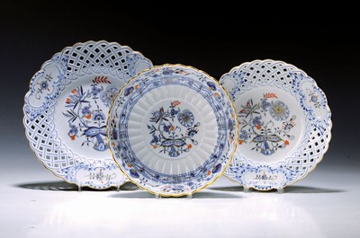 3 Teile Porzellan, Meissen, 20. Jh., blaues Zwiebelmuster rot und golden gehöht, 2 Teller mit Rand in Durchbrucharbeit, D. ca. 21 bzw. 24cm, runde ...
