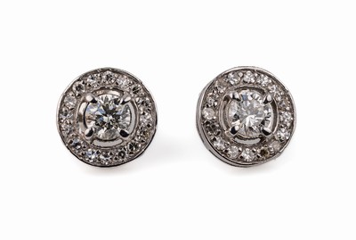 Paar 18 kt Gold Diamant-Ohrstecker, WG 750/000, 2 Brillanten zus. ca. 0.84 ct l.get. Weiß/vs-si, umgeben von insg. 34 8/8-Diamantenzus. ca. 0.40 ct ...