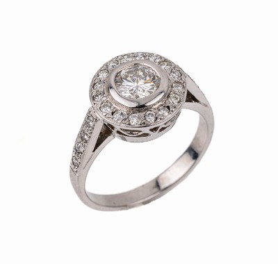 18 kt Gold Brillant-Ring, WG 750/000, 1 Brillant ca. 0.50 ct Weiß/vvs, umgeben von 25 Brillanten zus. ca. 0.25 ct Weiß/vs, ca. 4.2 g, RW 50