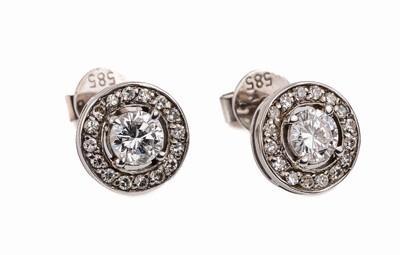 14 kt Gold Brillant-Ohrstecker, WG 585/000,2 Brillanten zus. ca. 1.0 ct Weiß/vs-si, 32 8/8-Diamanten zus. ca. 0.40 ct Weiß/si, ca. 3.9 g, D. ca. ...