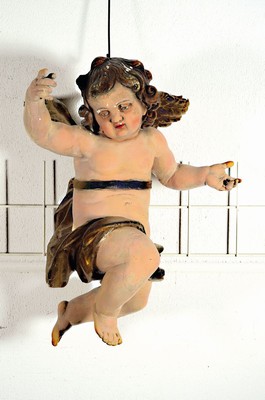 Holzskulpur eines Putto, 19.Jh., Holz geschnitzt, farbig gefasst, teilvergoldet, Fassung besch., ein Finger fehlt, H. ca. 53 cm
