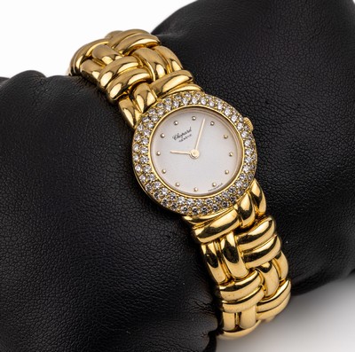 18 kt Gold CHOPARD Damenspangenuhr mit Brillantlünette, GG 750/000, Lünette 2- reih. bes. mit Brillanten zus. ca. 0.99 ct Weiß/vs, ...