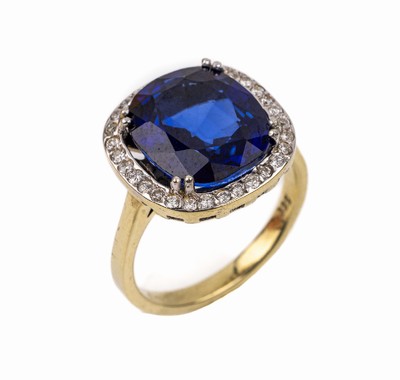 14 kt Gold Brillant-Saphir-Ring, GG 585/000, ovalfacett. Saphir (beh.) ca. 8.00 ct, 31 Brillanten zus. ca. 0.40 ct Weiß-get. Weiß/p1, ca. 6.7 g, ...