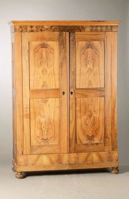 Kleiderschrank, Biedermeier, um 1830, Nußbaumfurnier auf Weichholzkorpus, achtfach kassettiert, kompakte Größe, Inneneinteilung mit zwei ...