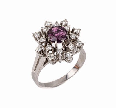 14 kt Gold Rubin-Diamant-Ring, WG 585/000, rundfacett. Rubin ca. 1.0 ct, umgeben von 16 Diamanten zus. ca. 0.64 ct Weiß/si, RW 56, ca.5.10 g