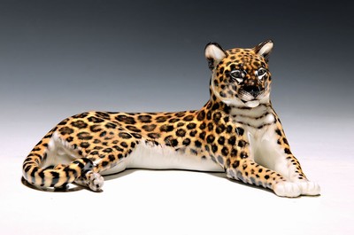 Porzellanfigur liegender Leopard, Nymphenburg, Entw. Theodor Kärner, 2.Hälfte 20.Jh., Porzellan, naturalistisch bemalt, Modellnr. 153, Alterssp., ...