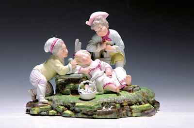 Porzellangruppe, Höchst, 18. Jh., "Der gestörte Schlummer", Entwurf von, J.P. Melchior, schlafendes Mädchen wird von zwei Knaben ...