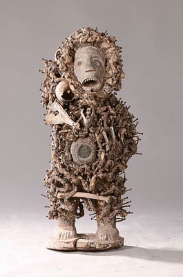 Magische Figur (Fetisch), sog. Teke, DR Kongo, 20.Jh., Holz vollplastisch geschnitzt, allseitig reiche Benagelung, zudem behängt mit verschiedenen ...
