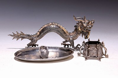 Drei Silberminiaturen, China, um 1900, Drache L. ca. 17 cm, Geldschuh auf Tablett, ca 11 x 7.4 cm und kl. Gefäß mit Drachenbeinen, florale ...