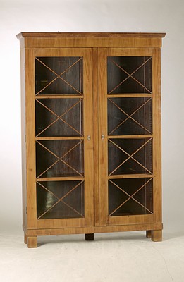 Biedermeier-Vitrine, norddeutsch, um 1820, Mahagonifurnier, 2-türig, Kreuzversprossung, orig. gewalztes Glas, 4 Einlegeböden, orig. Schloss und 1 ...