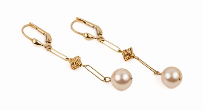 Paar 14 kt Gold Akoyazuchtperl-Ohrgehänge, GG 585/000, cremef. Perle, D. ca. 8.4 mm, Abhängung bewegl., mittig mit filigran gearbeitet ...