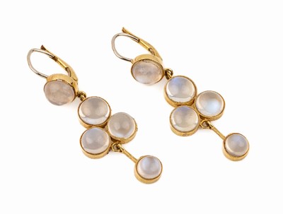 Paar 18 kt Gold Mondstein Ohrgehänge, GG 750/000, jeweils 5 Mondsteincabochons, Abhängung bewegl., L. ca. 4.5 cm, ca. 7.1 g