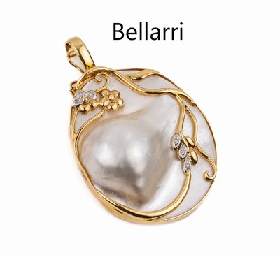 14 kt Gold Diamant-Mabeperl-Clipanhänger, GG/WG 585/000, Perle mit schönem Lüster, florale Gestaltung, 6 kl. Diamantrosen, L. ca.5 cm, 2 ...