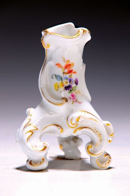 Kleine dreibeinige Vase, Meissen, um 1890, barocke Form, feine Blumenbukettmalerei, Goldrand, H. ca. 10 cm, l. berieben