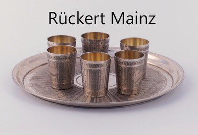 6 Schnapsbecher auf Tablett, deutsch um 1920/ 30, 800er Silber, fein grav. und punziert, Rillendekor, innen verg., H. ca. 4 cm, TablettD. ca. 19.5 ...