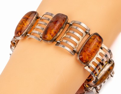 Bernstein-Armband, 835er Silber, Fischland um 1960, 7 Bernsteincabochons, Verbindungen durchbrochen, L. ca. 20.5 cm, Steckverschluss mit ...