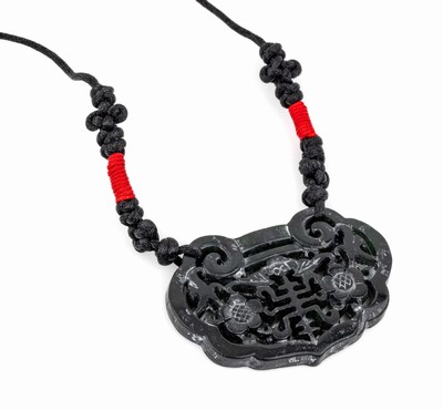 Jade-Amulett, China um 1930, schwarze Jade geschnitten, geschliffen und poliert, florale Gestaltung, durchbrochen gearbeitet, an schwarzer ...