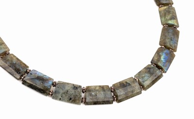 Labradorit-Collier, facett. Labradoritglieder, Zwischenglieder Silber, L. ca. 47 cm, 2 Federringschließen