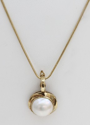 14 kt Gold Mabeperl-Clipanhänger, GG 585/000, weiße Mabeperle D. ca. 9.8 mm, an Schlangenkette, L. ca. 42.5 cm, ca. 6.8 g, Karabinerschließe