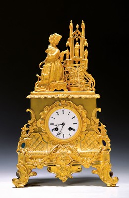 Pendule, Frankreich, um 1830/40,, Bronzegehäuse vergoldet, reich verziert, Bekrönung einer andächtigen Betenden vor Altar, auf Tabouret kniend, ...