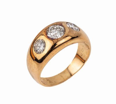14 kt Gold Brillant-Ring, GG 585/000, 1 Brillant ca. 0.80 ct Weiß/p1, 2 Brillanten zus. ca. 0.90 ct Weiß/p1, ca. 10.7 g, RW 57