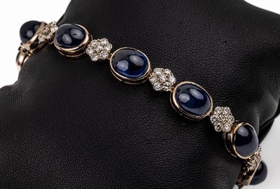 18 kt Gold Saphir-Brillant-Armband, WG 750/000, 10 Saphir-Cabochon zus. ca. 48.00 ct,70 Brillanten zus. ca. 3.40 ct Weiß-l.get. Weiß/si, ca. 33.4 ...