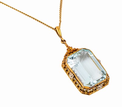 14 kt Gold Aquamarin-Anhänger, deutsch 1930er Jahre, GG/WG 585/000, Aquamarin im Treppenschliff ca. 8.00 ct, an Venezianerkette8 kt Gold, GG ...