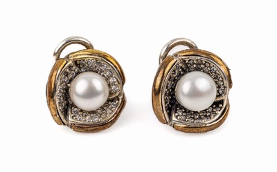 Paar 18 kt Gold und Silber Ohrclips, GG 750/000 und 925er Silber, 2 Zuchtperlen Durchm. ca. 8 mm, Diam.-Imitationen, total ca.15.4 g