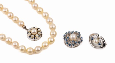 Zuchtperlenkette mit 14 kt Gold-Schließe, dazu 14 kt Gold Kettenclips und 14 kt Gold- Schließe, WG 585/000, kl. Saphirbesatz, 72 cremefarb. ...