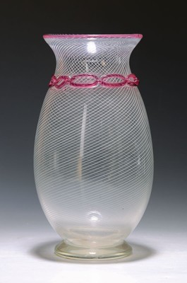 Künstler-Vase, Murano, 20.Jh., farbloses Glas mit weisser umlaufender Gittereinschmelzung, pink abgesetzter Rand, Hals mit aufgeschmolzener ...