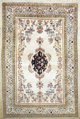 Ghom Seide alt, Persien, um 1950, reine Naturseide, ca. 215 x 148 cm, EHZ: 2(Fleck)