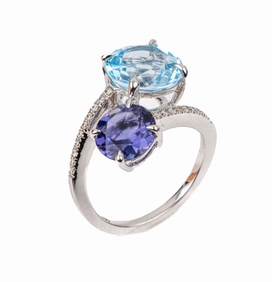 18 kt Gold Farbstein-Brillant-Ring, WG 750/000, rundfacett. Topas (beh.) und rundfacett. violettfarb. Iolith, 20 Brillantenzus. ca. 0.10 ct ...