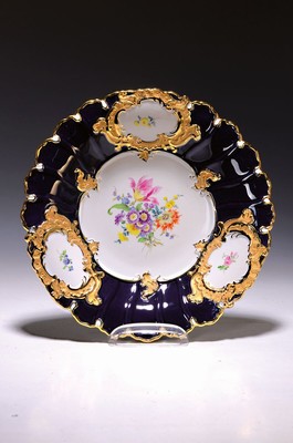 Grosse Prunkschale, Meissen, B-Form, kobaltblau, 2.H.20. Jh., 1. Wahl, polychrome Blumenbukettmalerei, Matt- u. Glanzgold- Staffage, D.ca. 29 cm