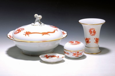 Vier Teile, Meissen, 2.H.20.Jh., roter Hofdrachen, goldschattiert, 1. Wahl: Deckelschüssel H.ca. 16 cm, D. 26 cm; Zylindervase 14 cm, Deckeldose, ...