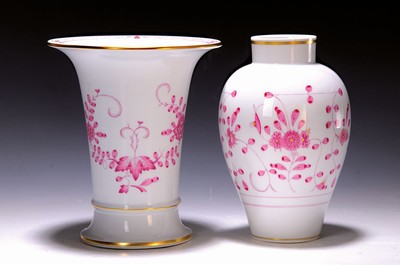 Zwei Vasen, Meissen, indisch Purpur, 1. Wahl, 2.H.20. Jh., Trichter- bzw. Balusterform; H.ca. 20 cm