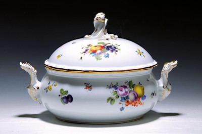 Deckelschüssel, Meissen, 2.H.20.Jh., 1. Wahl, reiche polychrome Bemalung von Obstbuketts u. Streublumen umlaufend, Rocaillenhenkel u. -griff, L. ca. ...