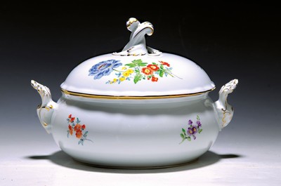 Deckelschüssel, Meissen, 2.H.20.Jh., 1. Wahl, qualitätvolle polychrome Bemalung von Blumenbuketts, Goldstaffage, L.ca. 26 c m