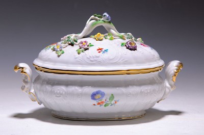Deckelschüssel, Meissen, 2.H.20.Jh., 2. Wahl , Rocaillenrelief, polychrome Bemalung von gestreuten Blumen, Asthenkel mit vollplastischen Blüten u. ...