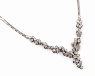 18 kt Gold Diamant-Collier, WG 750/000, 17 Diamanttrapez zus. ca. 2.60 ct feines Weiß/vvs-vs, 38 Diamanten zus. ca. 4.00 ct feines Weiß/vs, L. ca. ...