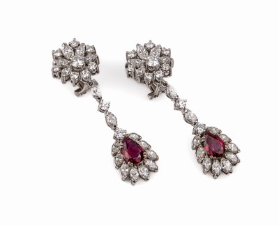 18 kt Gold Rubin-Brillant-Ohrclips, WG 750/000, bewegliche Abhängung, 2 facett. Rubintropfen zus. ca. 2.0 ct, sehr feine Farbe, 32 Diamantnavettes ...