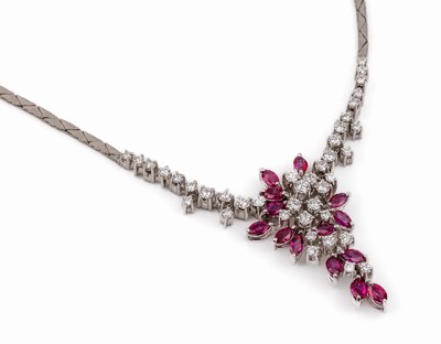 18 kt Gold Rubin-Brillant-Collier, WG 750/000, mit 14 Rubinnavettes von feiner Farbeca. 2.25 ct, 40 Brillanten zus. ca. 2.40 ct feines Weiß/vsi, L. ...