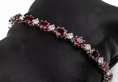 18 kt Gold Rubin-Brillant-Armband, WG 750/000, mit 17 ovalfacett. Rubinen von feinerFarbe zus. ca. 12.6 ct, leicht im Verlauf im Wechsel mit 17 ...
