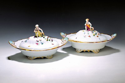 Zwei Deckelschalen, Meissen, um 1880-90, 1. und 2. Wahl, Neubrandensteinrelief, Griffe altrosa und türkis gefaßt, Figurenbekrönung mit Füllhorn, ...